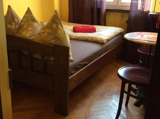 Mika - 22 Korotynskiego Street Homestay *