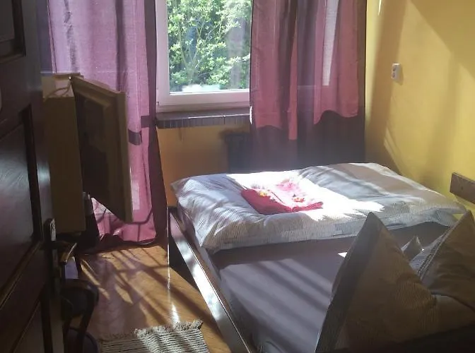 Mika - 22 Korotynskiego Street Homestay Warsaw